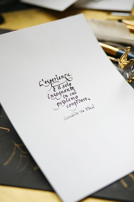 plakaty Plakat z kaligrafowanym ręcznie cytatem Leonarda da Vinci o doświadczeniu