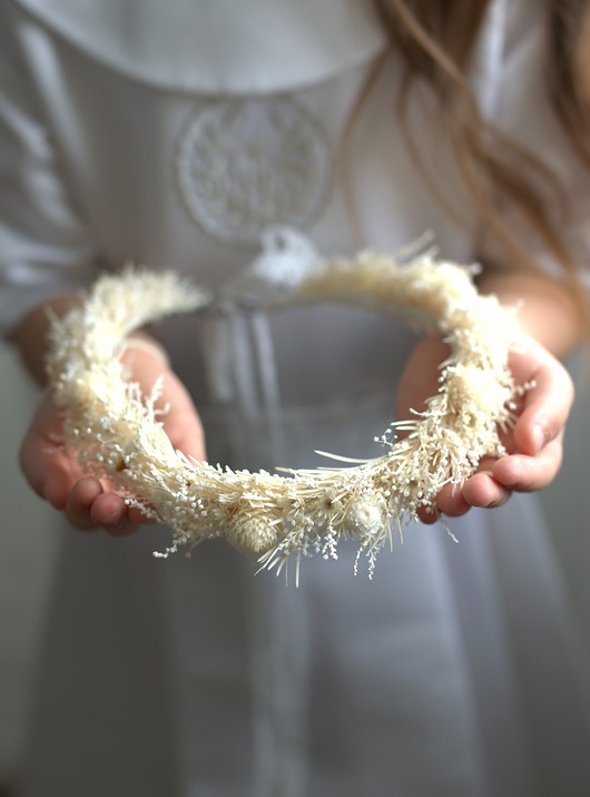 wianki komunijne Biały komunijny wianek na głowę z stabilizowanych i suszonych kwiatów
