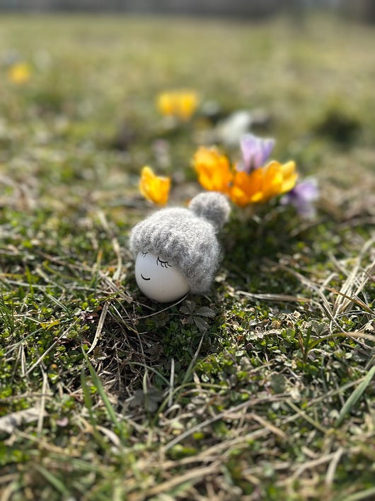 ozdoby wielkanocne Czapeczka z pomponem  na jajka wielkanocne  - 1 szt.