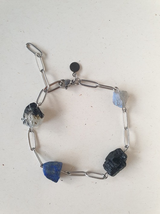 bransoletki z kamieni naturalnych Bransoletka RAW z cienkim łańcuchem, lapis lazuli, czarny turmalin