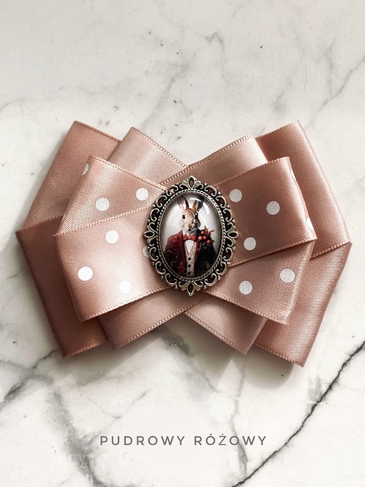 broszki Brosza z Zającem  zamkniętym  pod kaboszonem NEW Wielkanoc