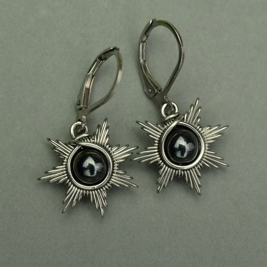 kolczyki wire wrapping Małe kolczyki słońce hematyt wire wrapping słoneczka gwiazdki