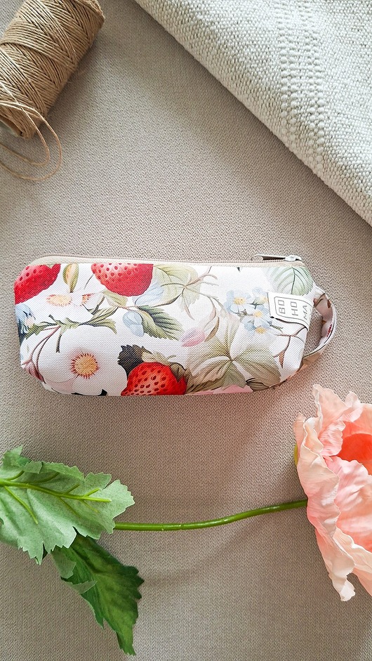 kosmetyczki MALUCH kosmetyczka Bohomazy Strawberry Patch - handmade