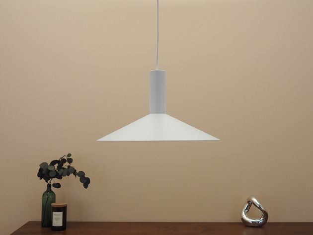 lampy wiszące Duńska lampa wisząca, biały metalowy klosz stożkowy, lata 2000.