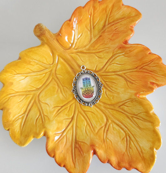 wisiory 6851 Mistyczny Wisiorek Hamsa z Barwami Tęczy - Ochrona i Harmonia!