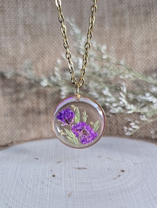 wisiory Łąka kwiatowa fioletowa zawieszka złoty wisiorek kwiaty żywica