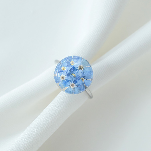 pierścionek z żywicy Pierścionek z niezapominajkami