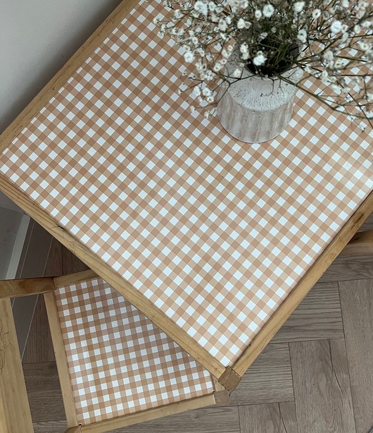 meble do pokoju dziecka Naklejki na stolik Ikea LATT oraz krzesełka  vintage krata beż