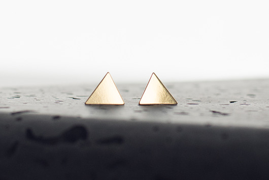 Geometryczne kolczyki sztyfty trójkąty La Femme Jewellery