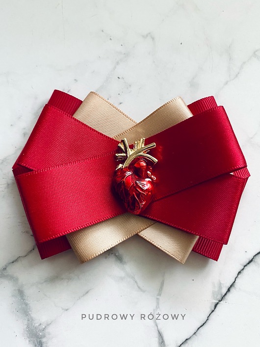 broszki Niesamowita Brosza z Sercem w nowoczesnej formie jako mięsień