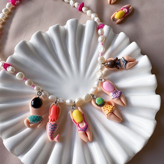 naszyjniki - inne Naszyjnik SWIMMING POOL z naturalnych pereł z letnimi kolorowymi charmsami