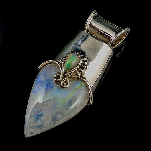 wisiory Królowa księżyca i opal