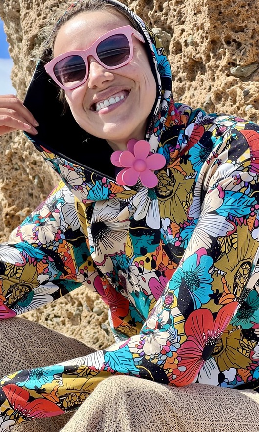 bluza z kapturem damska Bluza kwiaty z czarnym akcentem