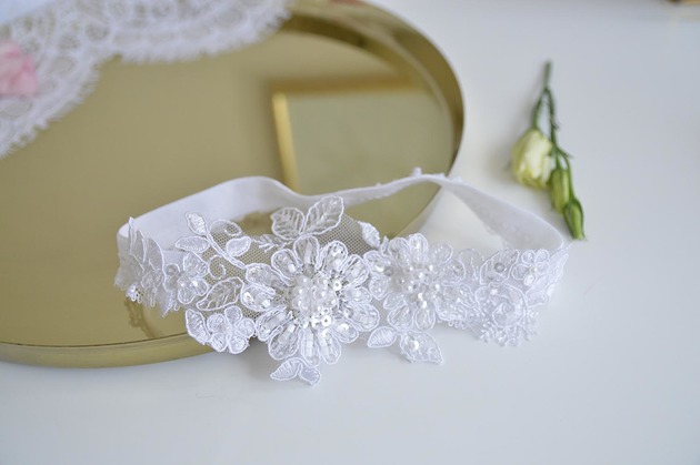 Biała podwiązka z cekinami i perłami Anelis Atelier