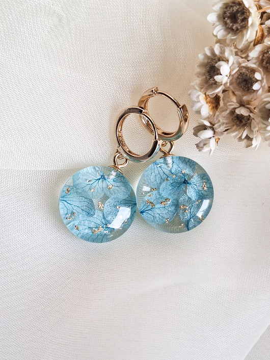 kolczyki z żywicy Kolczyki z suszonymi kwiatami hortensji