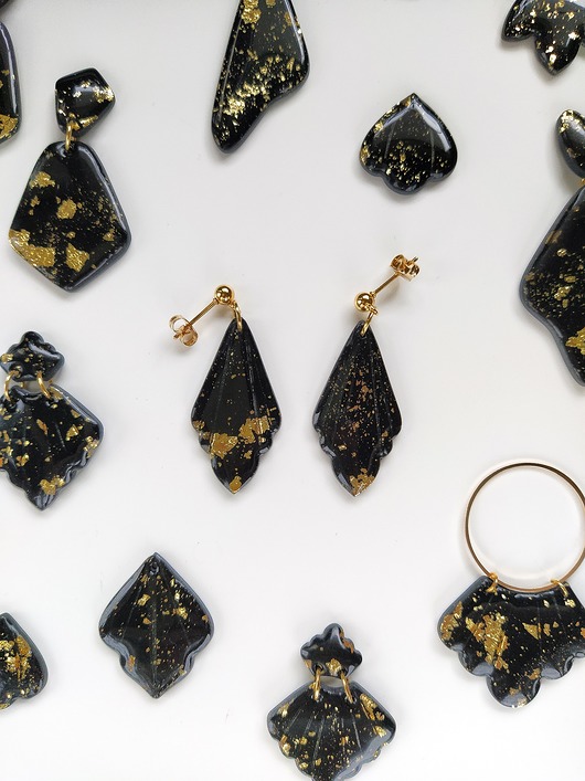 kolczyki z żywicy Czarne eleganckie wiszące kolczyki ze złoceniami