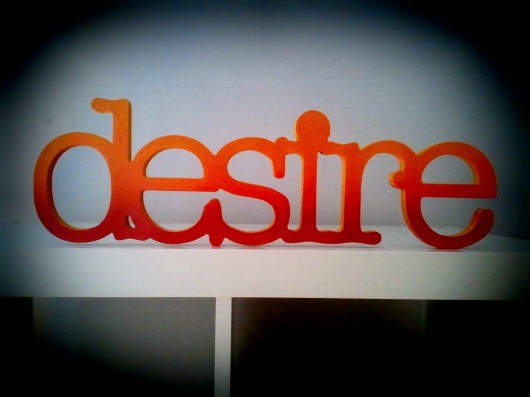 Fuksjowy napis DESIRE z drwewna Rabose Workshop