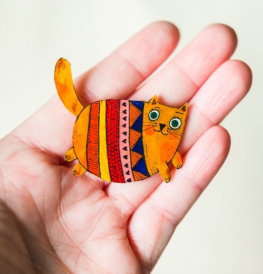 broszki Broszka z żółtym kotem w swetrze