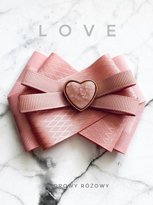 broszki Pudrowa Brosza z sercem z masy kamiennej  NEW