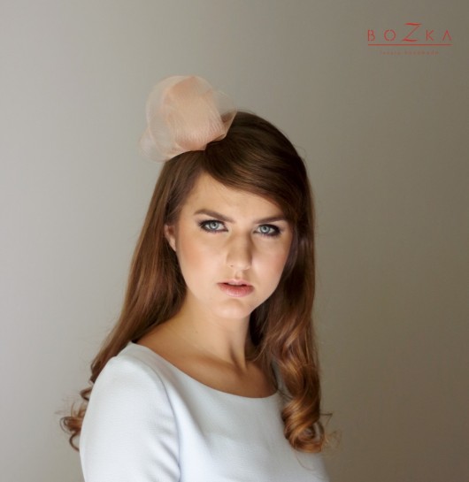 Fascynator brzoskwiniowa kulka BOZKA Luxury Handmade