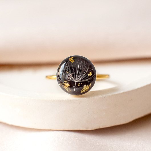 pierścionek z żywicy Pierścionek z  rzęsek dmuchawca