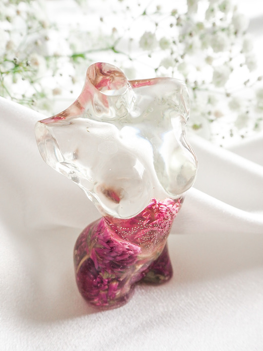 figurki i rzeźby Figurka ciało kobiety z suszonymi kwiatami