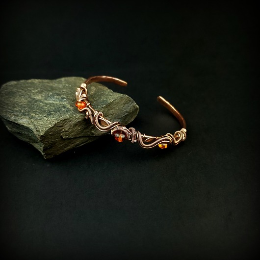 bransoletki wire wrapping Bransoleta mankietowa  z bursztynem