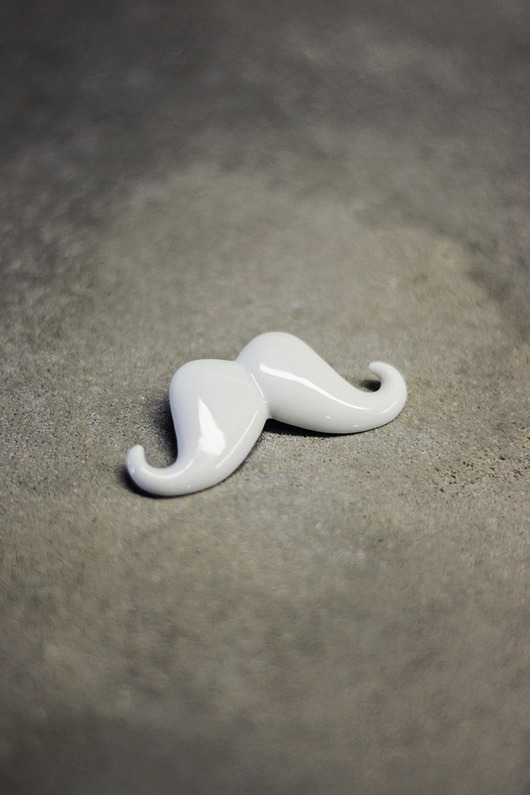 Broszka Porcelanowa Wąsy Poirot StehlikDesign