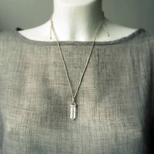 wisiory Kryształ górski grot naszyjnik