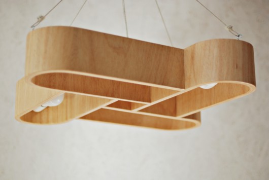 Lampa wisząca z naturalnym wyrazem drewna zyrRafo