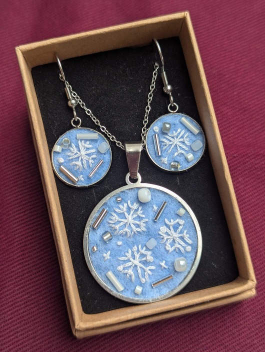 komplet biżuterii KOMPLET Śnieżynki - ręcznie haftowane kolczyki i naszyjnik