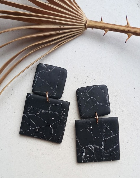 kolczyki kwadratowe Black Marble wiszące Hellaclay