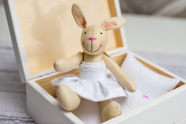 Króliczek w skrzyneczce CHRZEST Prezent LalaShop