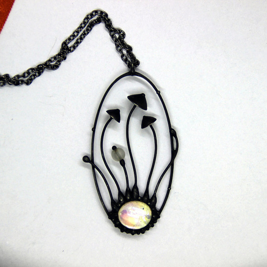 wisiory Estetyczny naszyjnik z motywem leśnym w kształcie grzybka z zielonym szkłem