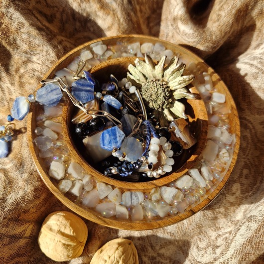 talerze, miski Miseczka z orzecha włoskiego z inkurstacją z chalcedonu