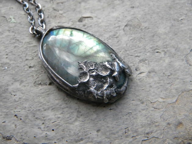 naszyjniki - inne Owalny medalion z labradorytem    - naszyjnik