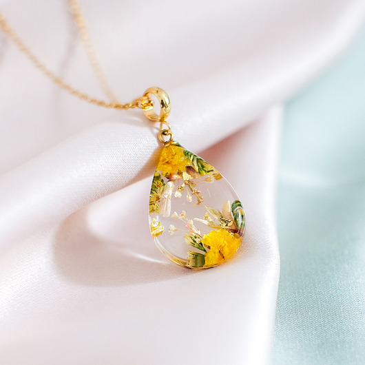 wisiory Wisiorek z kompozycją kwiatową