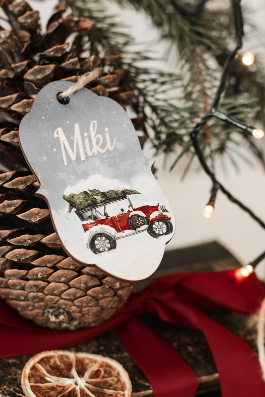dekoracje świąteczne Jeep z choinką - personalizowana zawieszka na prezent