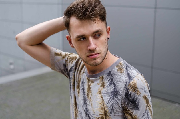 dzianinowy t-shirt w piórka Non Tess