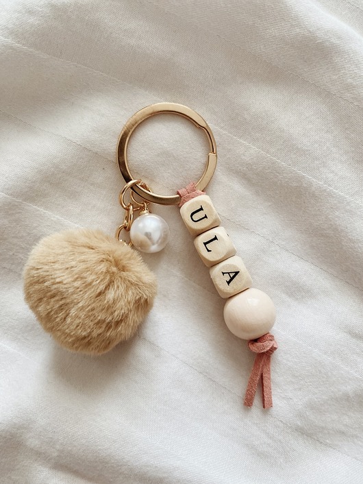 breloki Brelok z imieniem personalizowany brązowy pompon