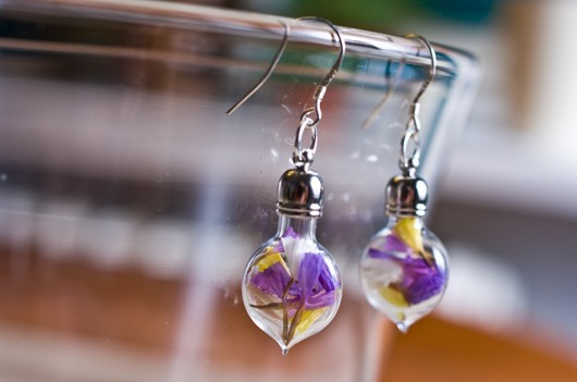 Kolczyki z kolorowymi płatkami w buteleczkach So Jewelry