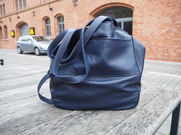 torby na ramię Granatowa  skórzana torba z dużymi kieszeniami MNIEJSZA