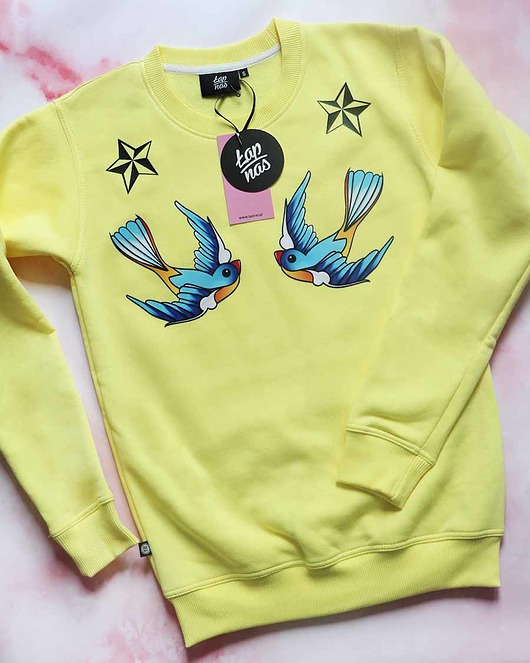 bluza bez kaptura damska Żółta Bluza z jaskółkami  Stars and sparrows