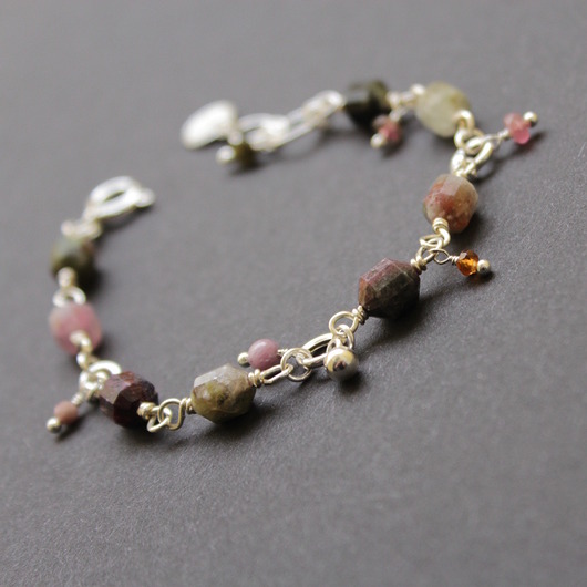 bransoletki z kamieni naturalnych Turmaliny jak malowane