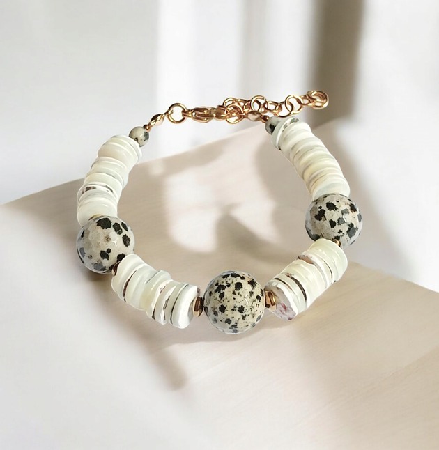 bransoletki z kamieni naturalnych UNIKATOWA bransoletka: muszla kremowa i jaspis dalmatyński