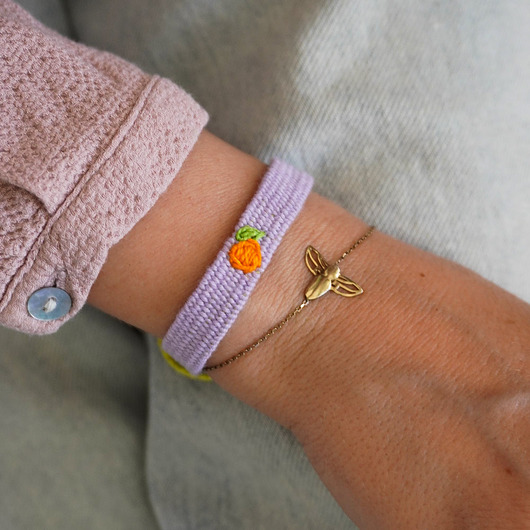 bransoletki na sznurku Tkana bransoletka z haftowaną pomarańczą