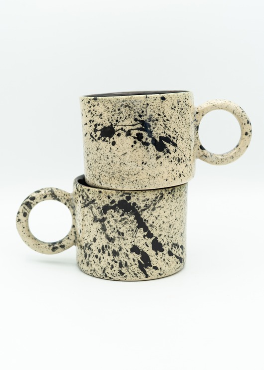 kubki Ceramiczny kubek z okrągłym uszkiem