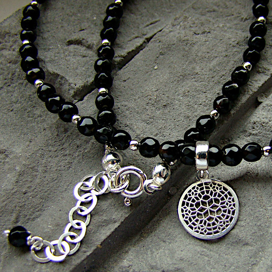 korale Onyksowy naszyjnik z rozetą