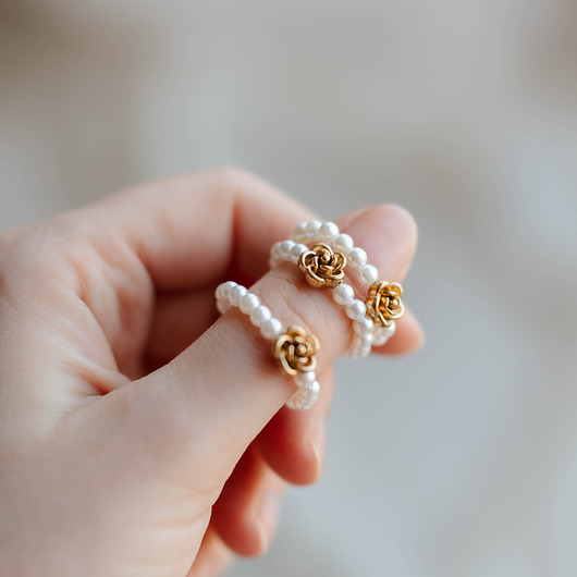 pierścionki elastyczne Pierścionek z perełek z kwiatem róży