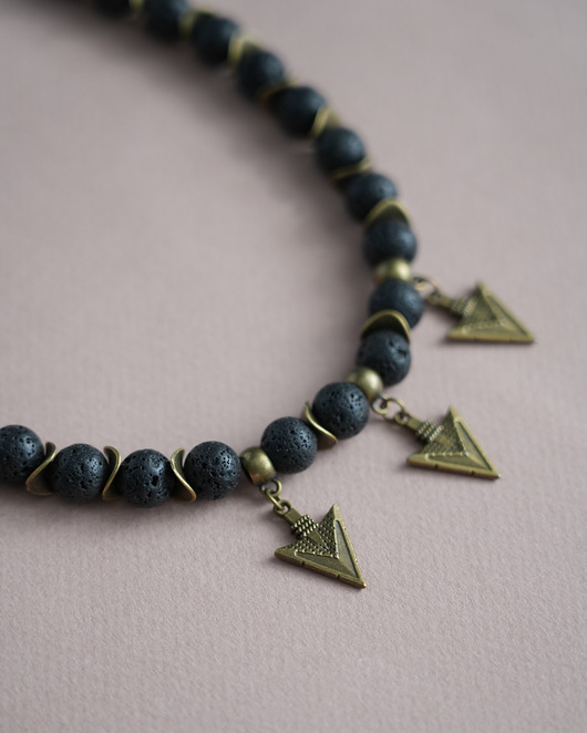 biżuteria męska Unikatowy męski naszyjnik z lawy z grotami